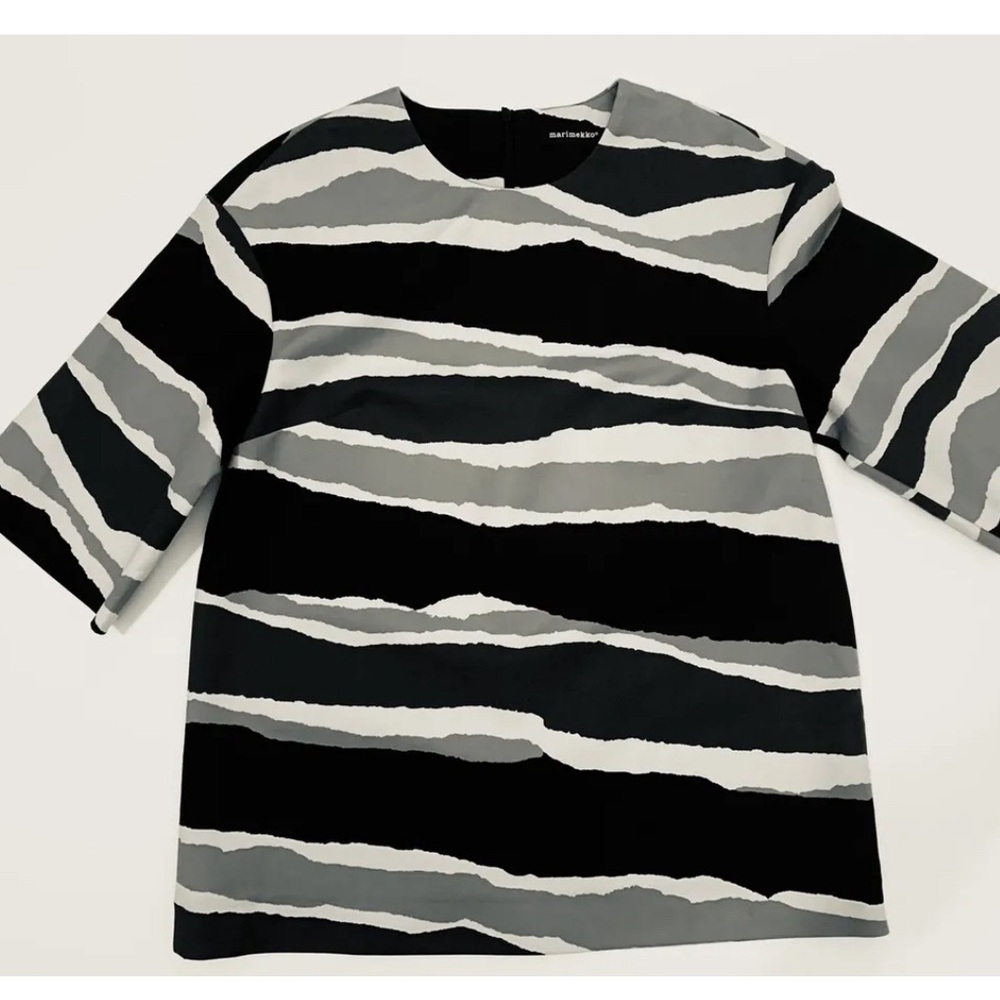 Pretty Merrimekko top of black, white and grey.